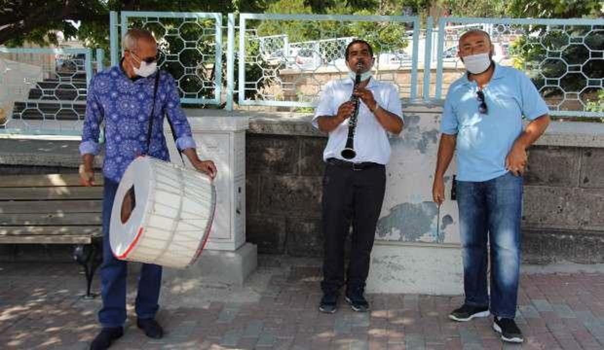 Nevşehir'de bir kişi eşinden boşanmasını davul zurnayla kutladı