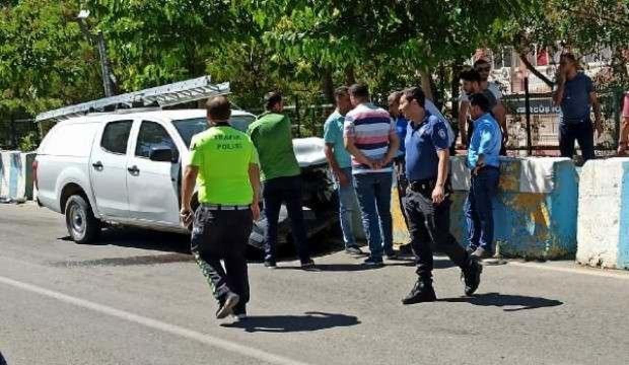 Kamyonetle hafif ticari araç çarpıştı: 3 yaralı