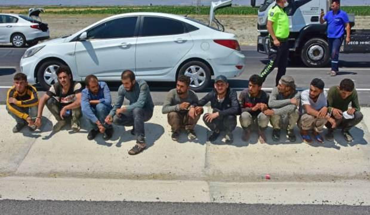 Konya'da kovalamacayla durdurulan otomobilin içinden 8, bagajdan 2 kaçak göçmen çıktı