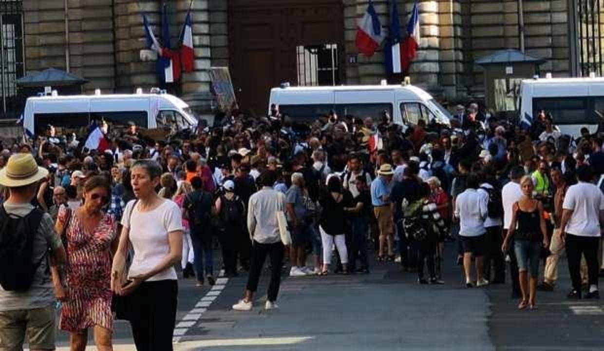 Paris'te Senato önünde aşı karşıtı protesto