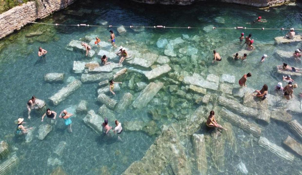 Ruslar 2 bin 500 yıllık Kleopatra havuzunu çok sevdi