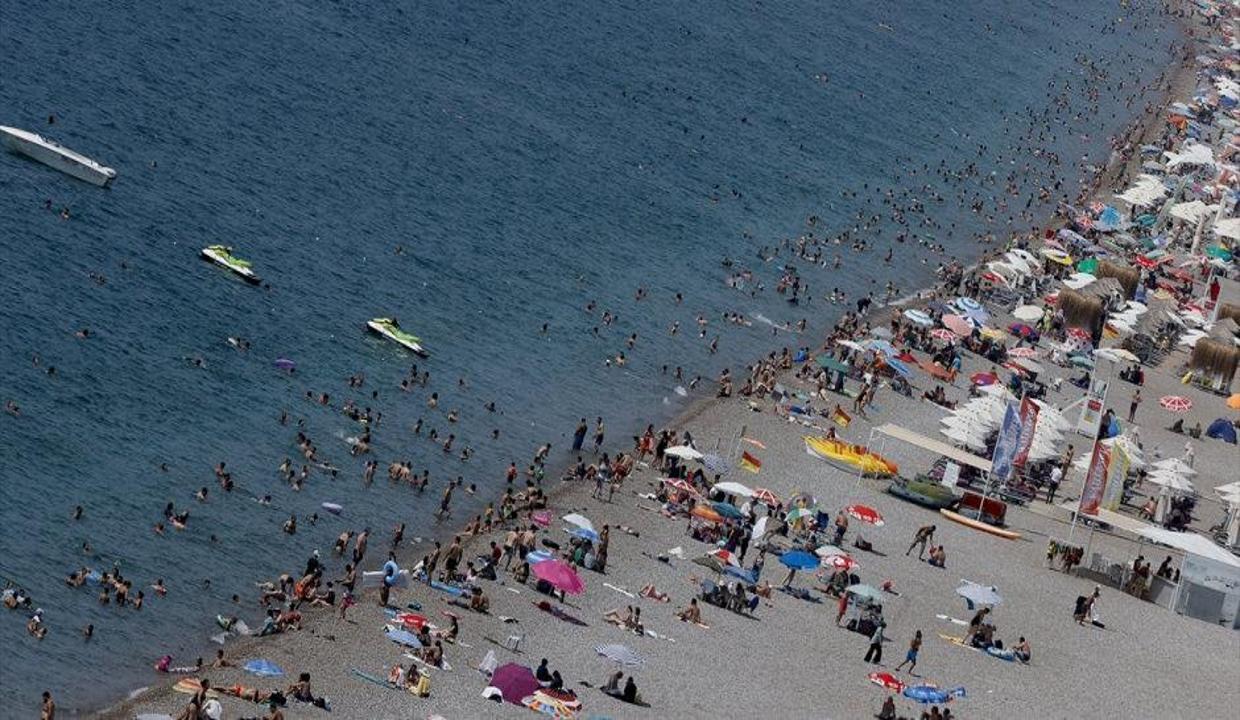 'Turizmin başkenti' Antalya'da sahiller doldu taştı