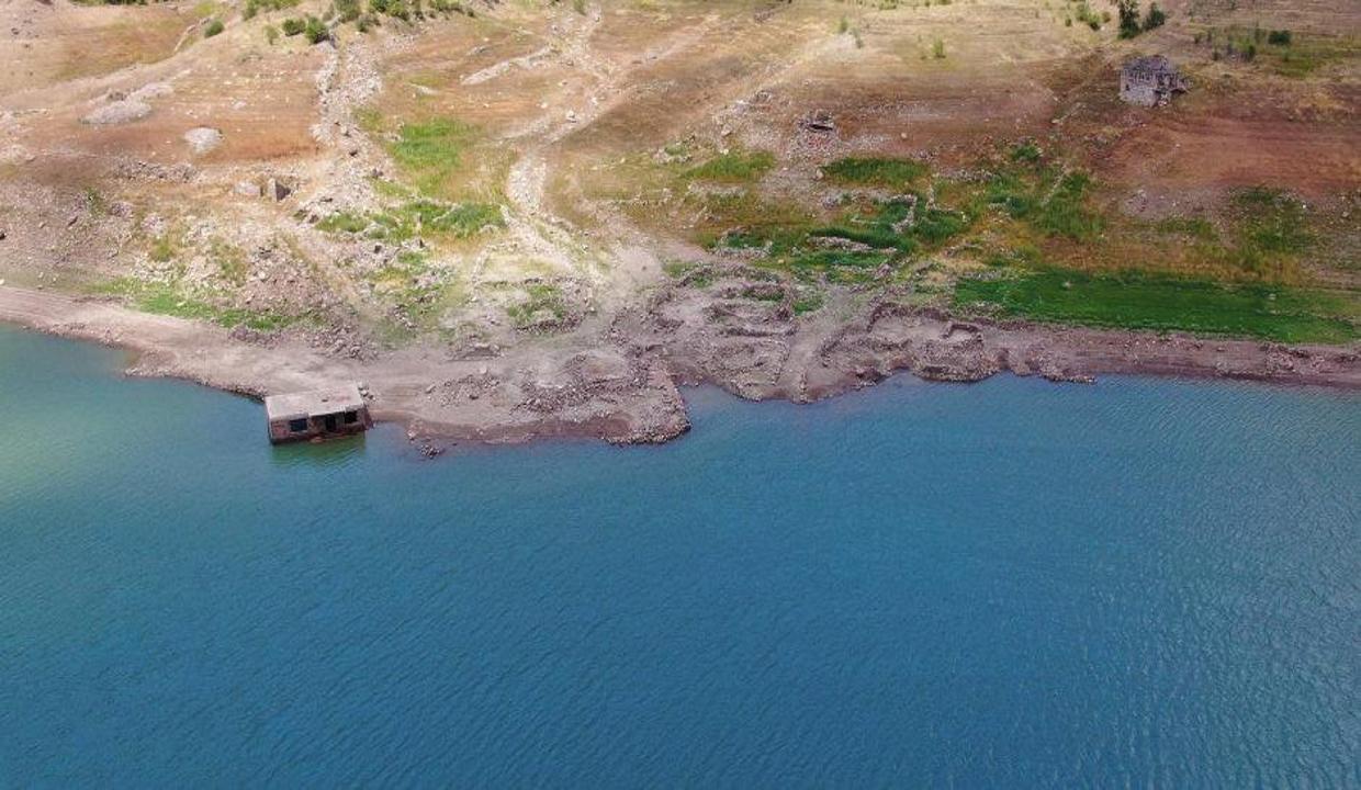 29 yıl önce sular altında kalan köy ortaya çıktı