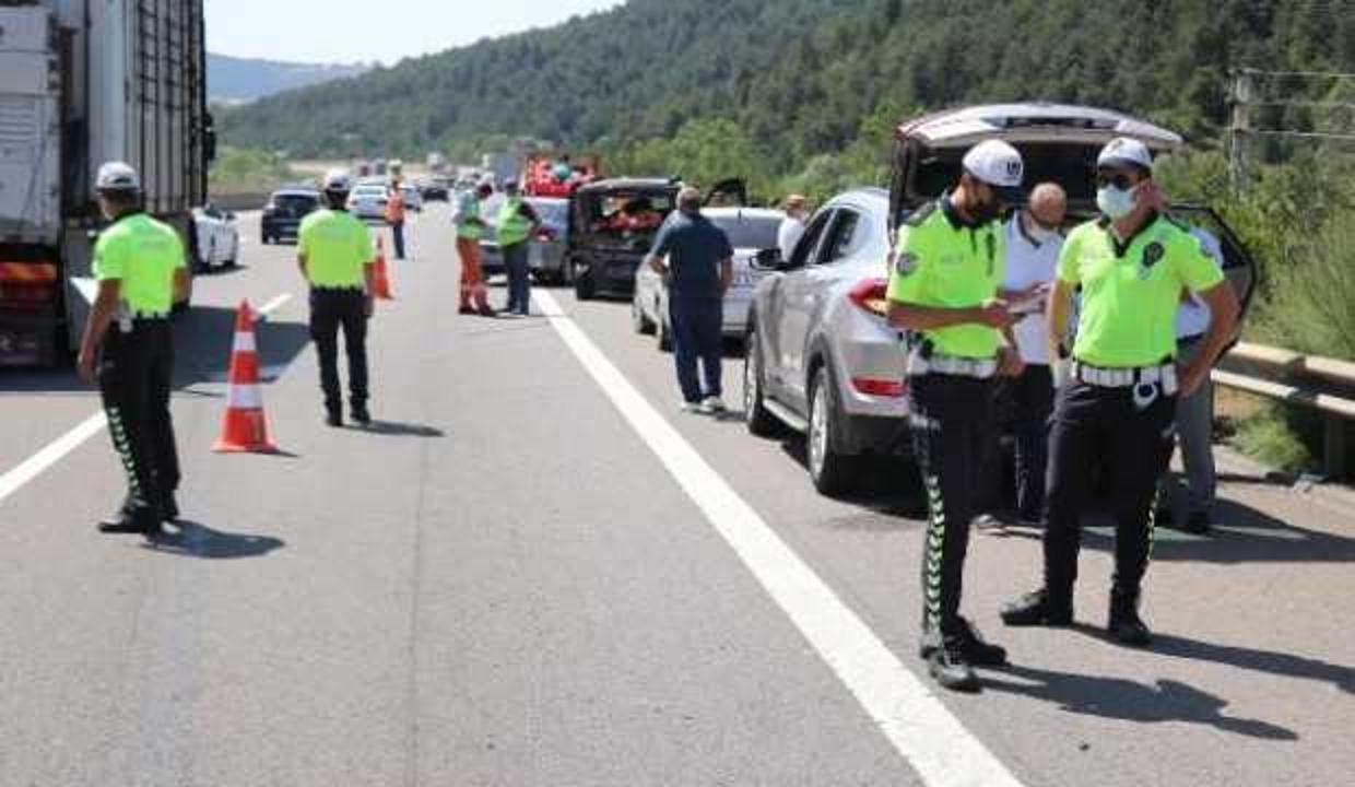 TEM'de otomobil, 3 araca çarptı: 3 yaralı