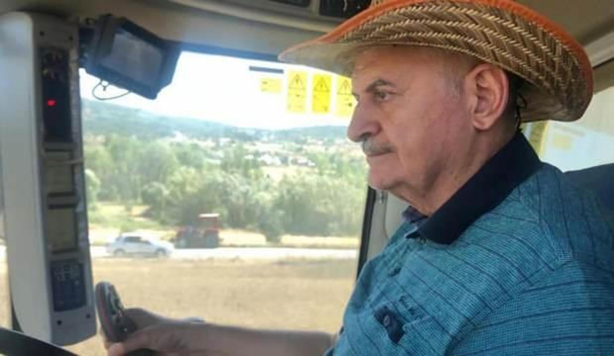Binalı Yıldırım biçerdöverle hasat yaptı