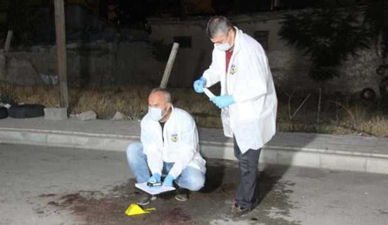 Düğün salonu önünde bıçaklı saldırı: 2 yaralı
