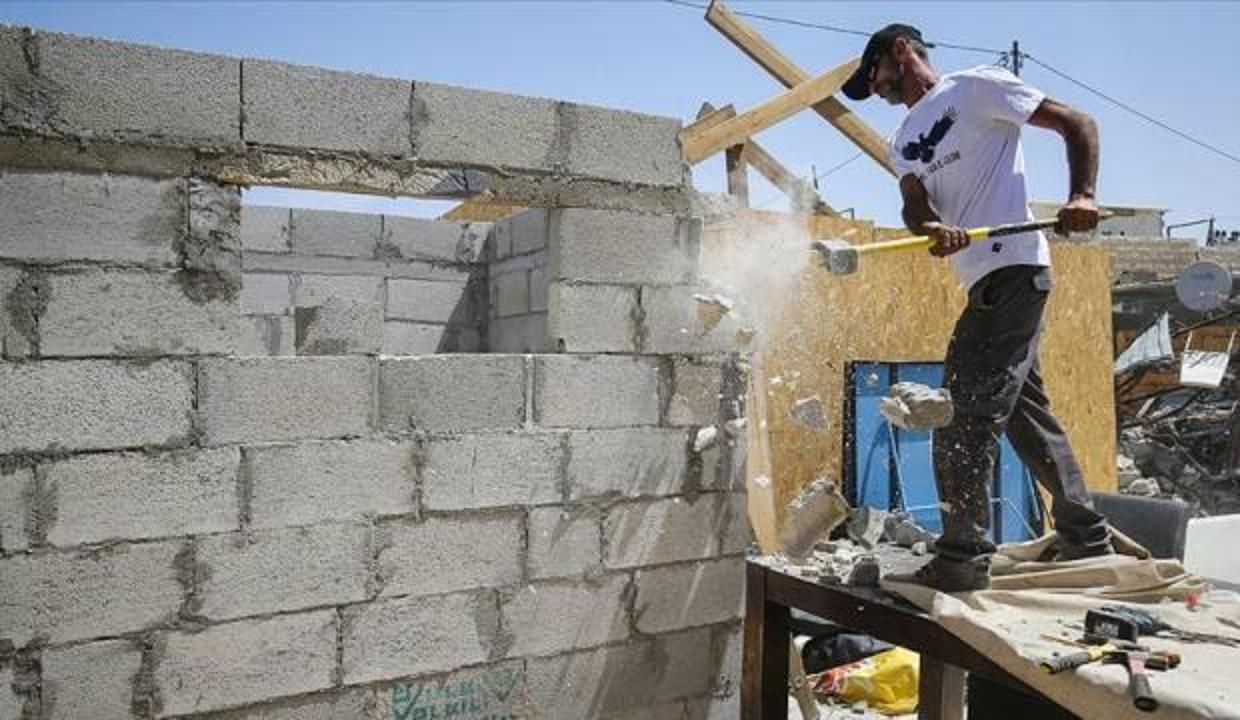 İsrail, Filistinli aileye evini kendi elleriyle yıktırdı
