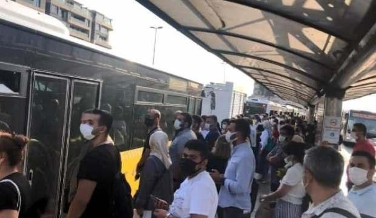 Metrobüsün kliması bozuldu, yolcular araçtan indi!