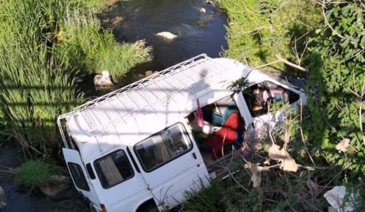 Mevsimlik işçi taşıyan minibüs dereye uçtu: 5 yaralı