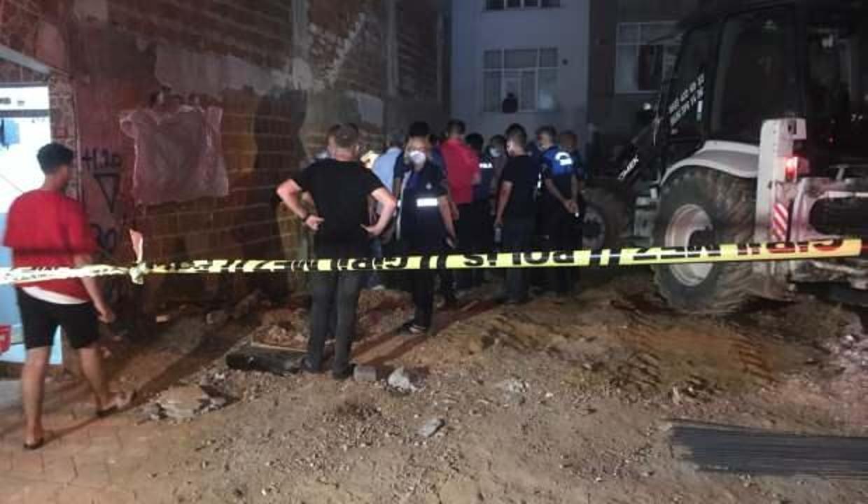 Sultangazi'de iki bina çökme riski nedeniyle boşaltıldı