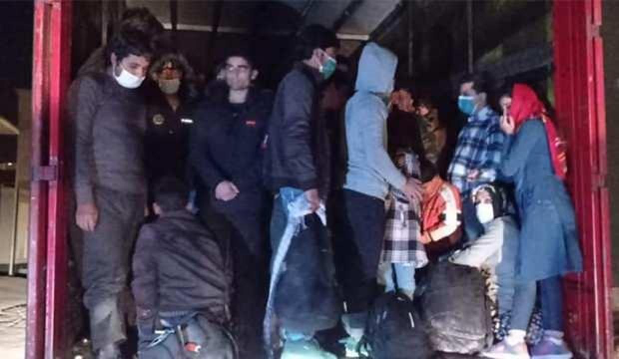 Jandarmanın durdurduğu TIR'ın dorsesinden 300 göçmen çıktı