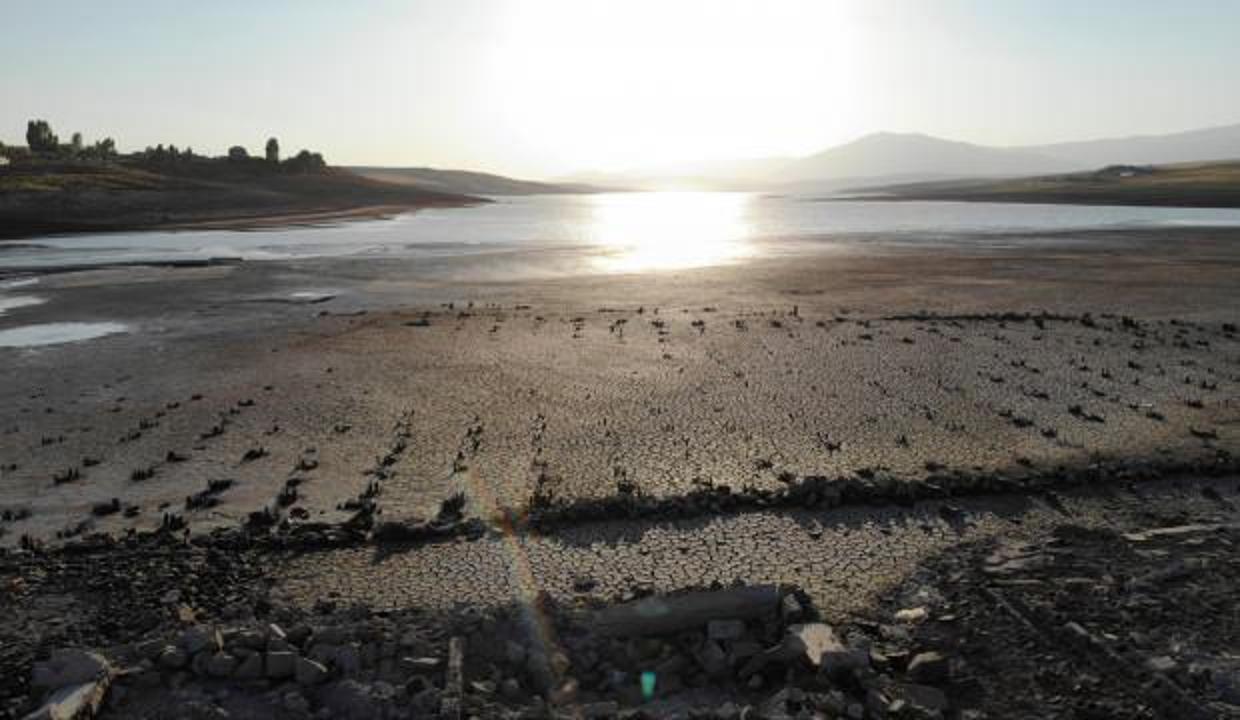 Sular çekildi, kayıklar karaya oturdu