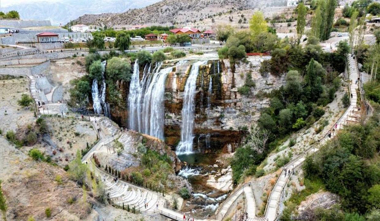 Tortum Şelalesi yenilenen çehresiyle turistleri ağırlıyor