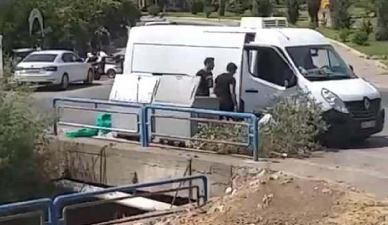 Yangın bölgesinde ilginç olay! Çöpe atarken yakalandılar