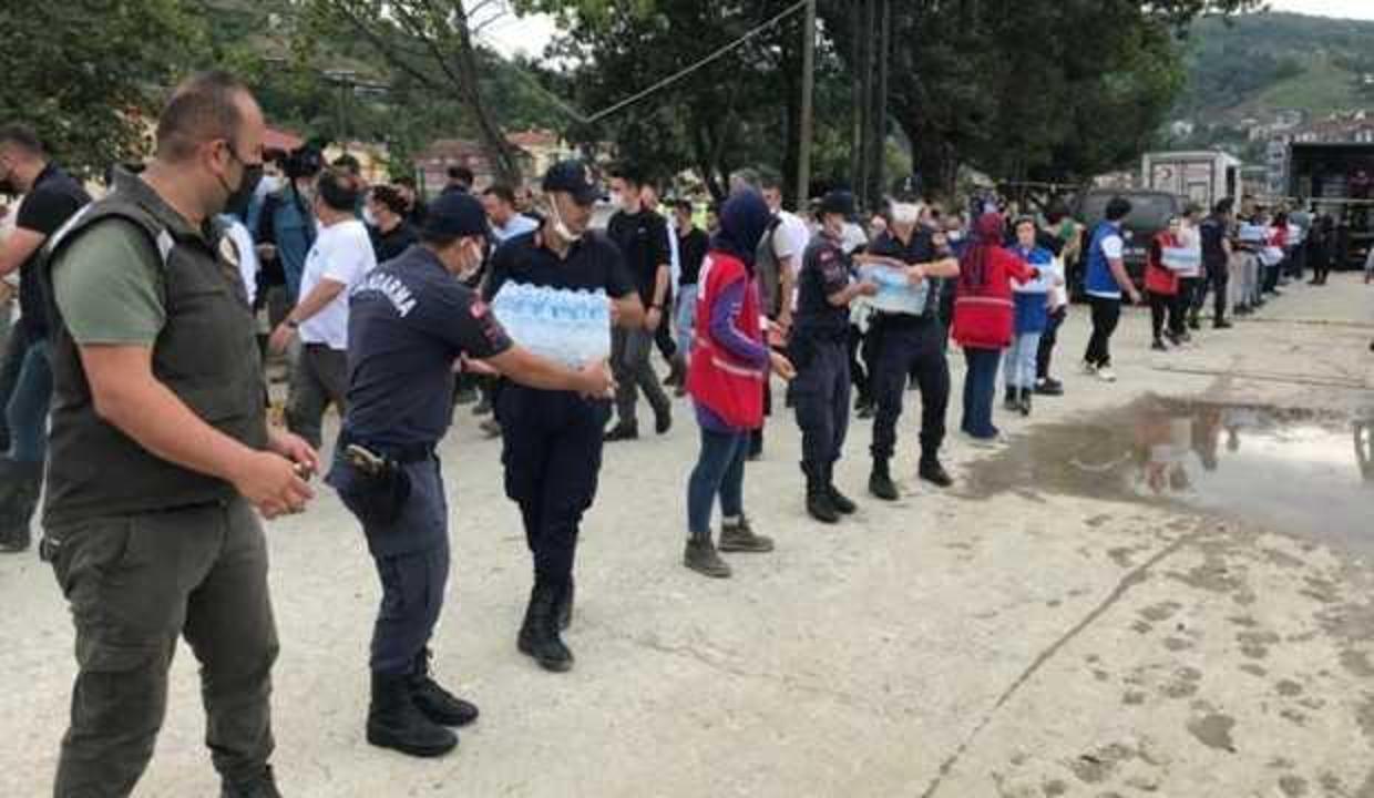 Ayancık'ta selden etkilenen vatandaşlara içme suyu dağıtıldı