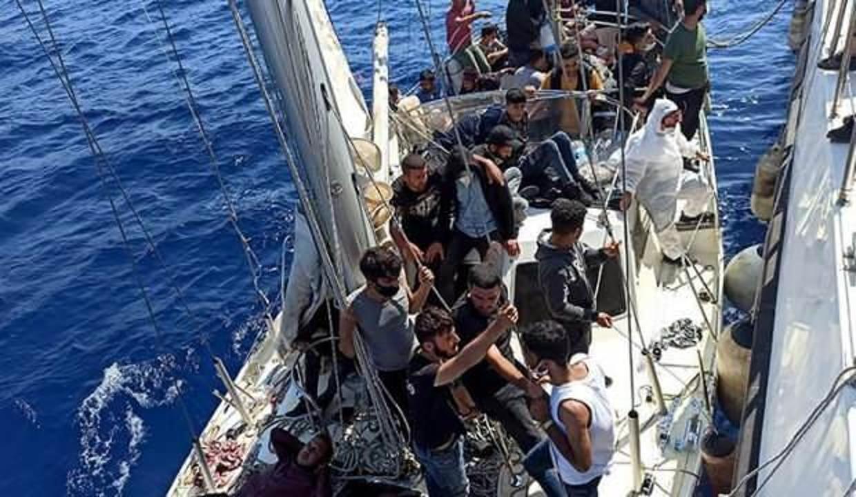 İzmir açıklarında yelkenli tekneden 100 sığınmacı çıktı