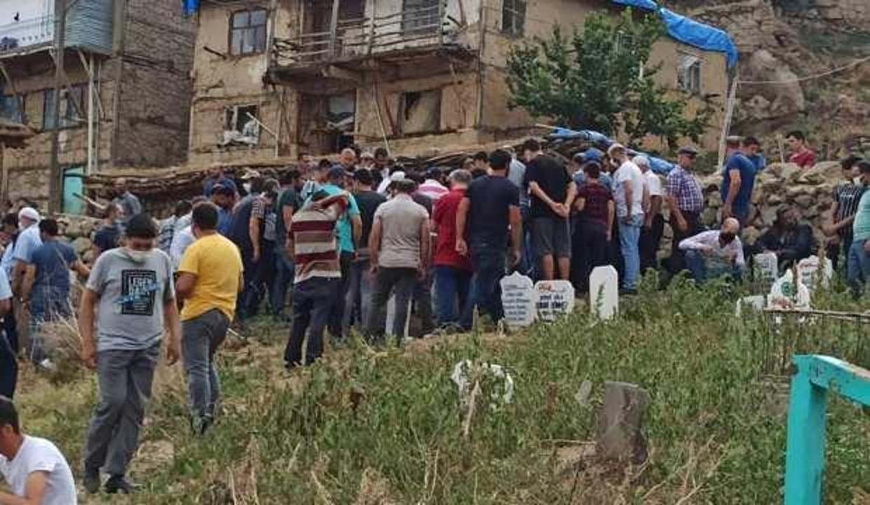 Öldürülen anne ve 2 yaşındaki çocuğu yan yana defnedildi