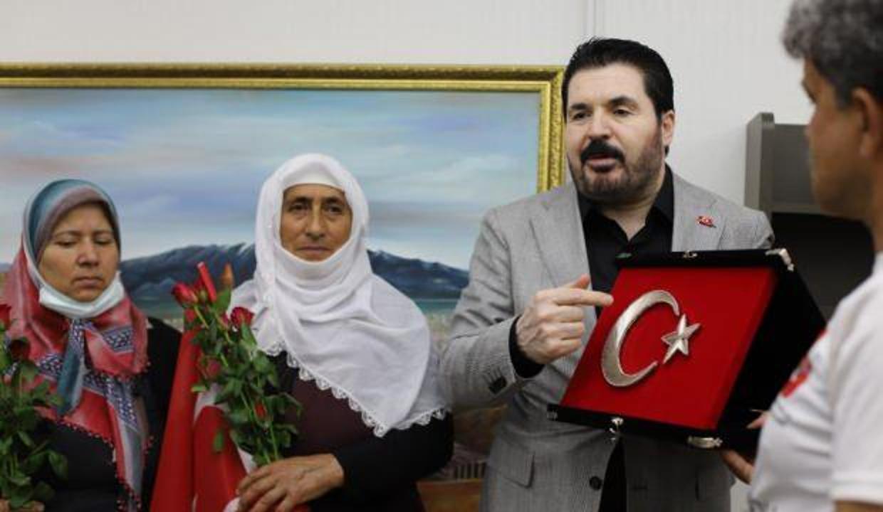 Savcı Sayan, evlat nöbetindeki annelerle buluştu