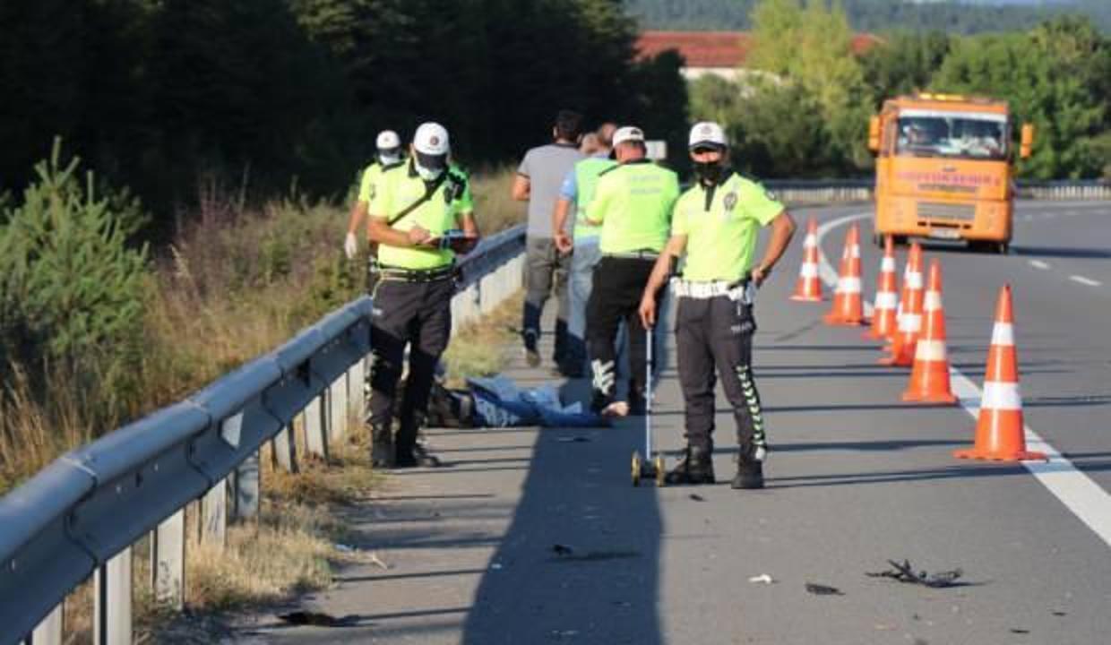 TEM’de bariyerlere çarpan motosiklet sürücüsü hayatını kaybetti