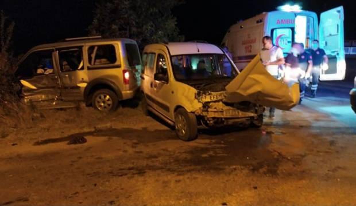 Burdur'da iki hafif ticari araç çarpıştı: 9 yaralı