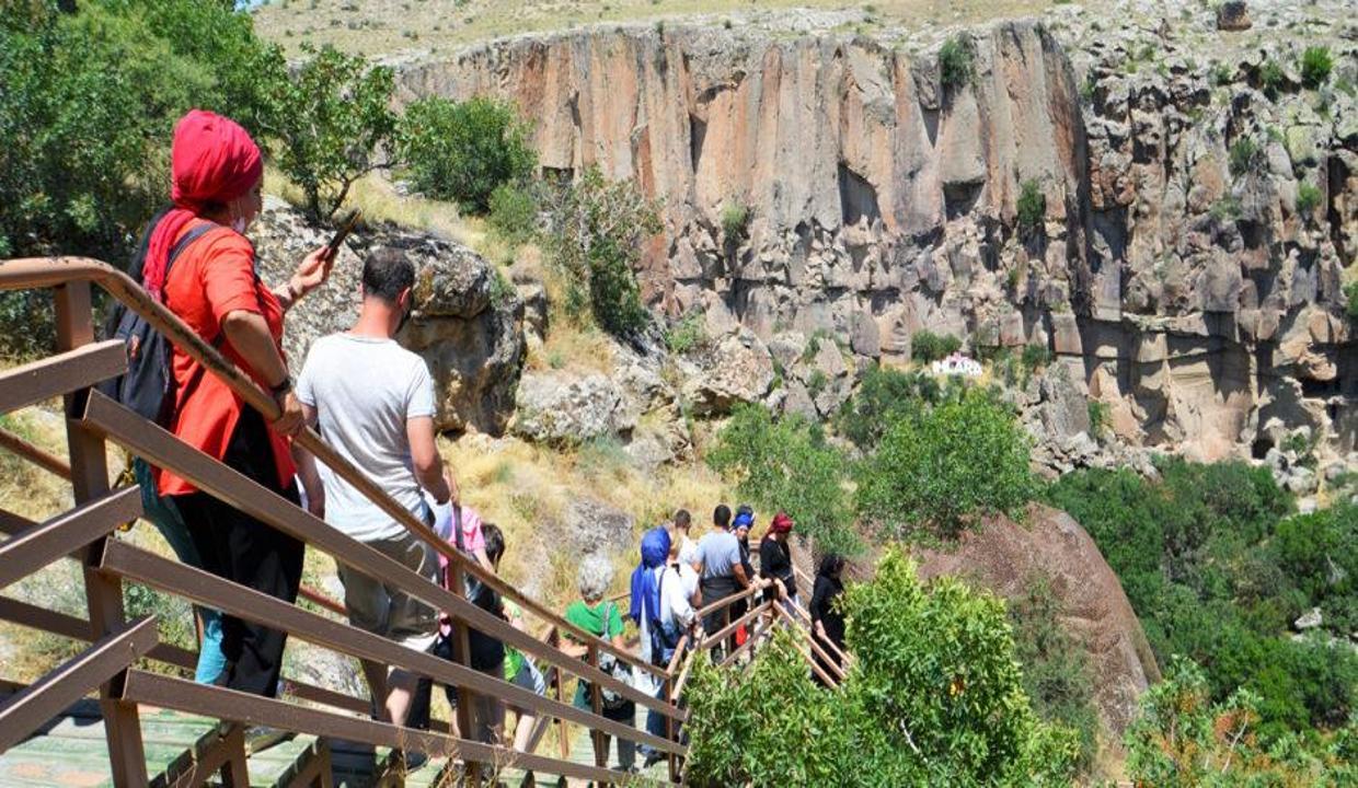 Ihlara Vadisi'nin 7 kilometrelik yolu turistleri yıldırmıyor