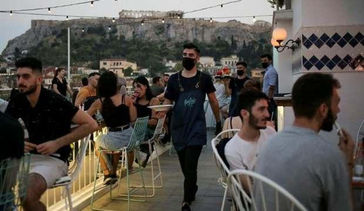Komşu'da aşı olmayanlara sert tedbir! PCR testi bile olsa artık yasak