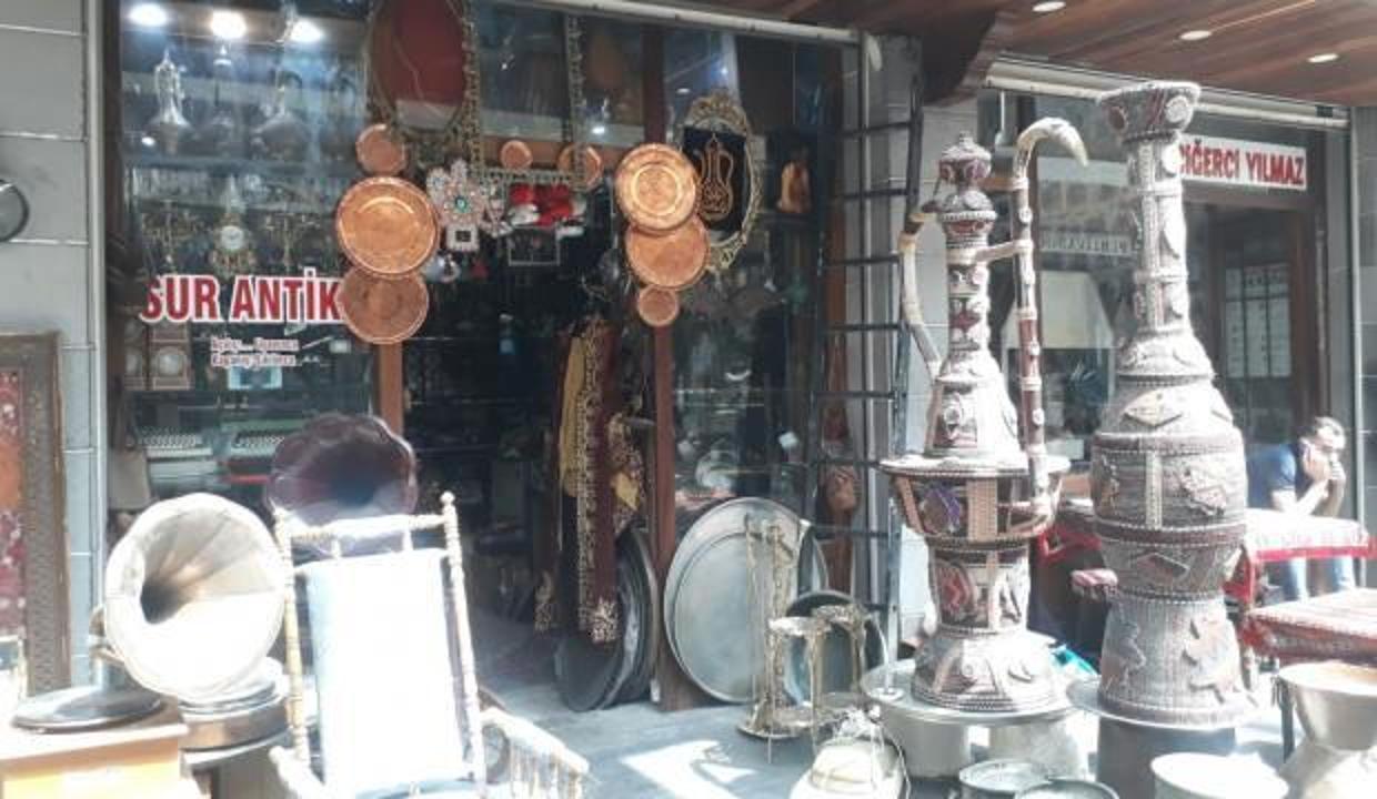 Çocukluktan gelen eşya biriktirme hobisi yüzünden antikacı oldu