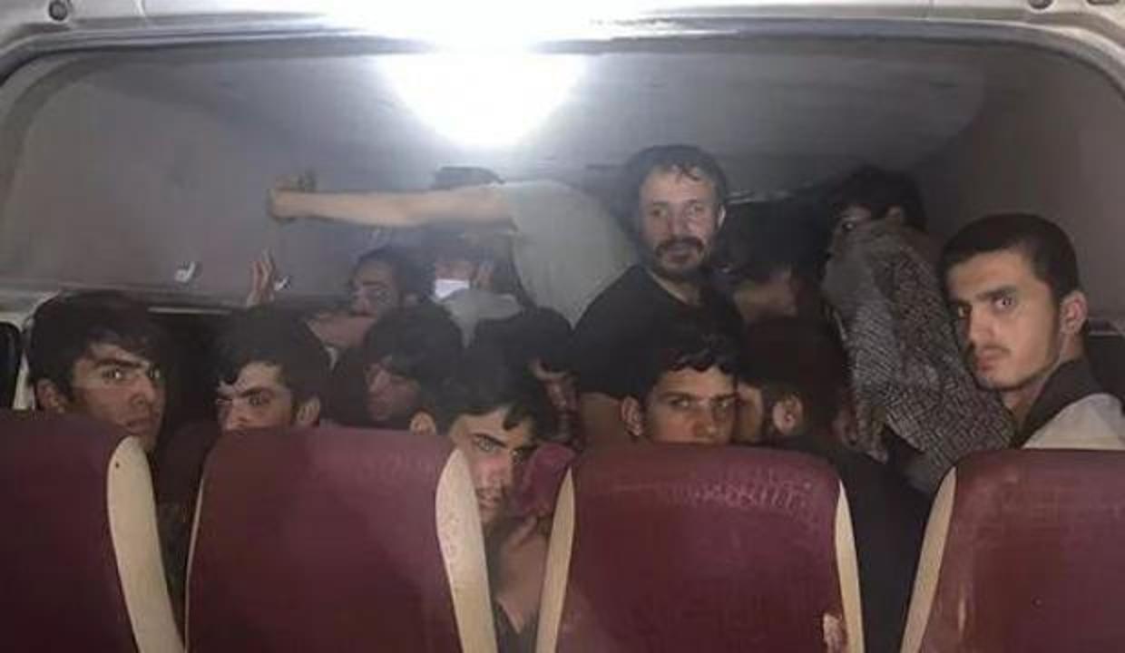 Van'da bir minibüste 42 düzensiz göçmen yakalandı - Vimarsana News