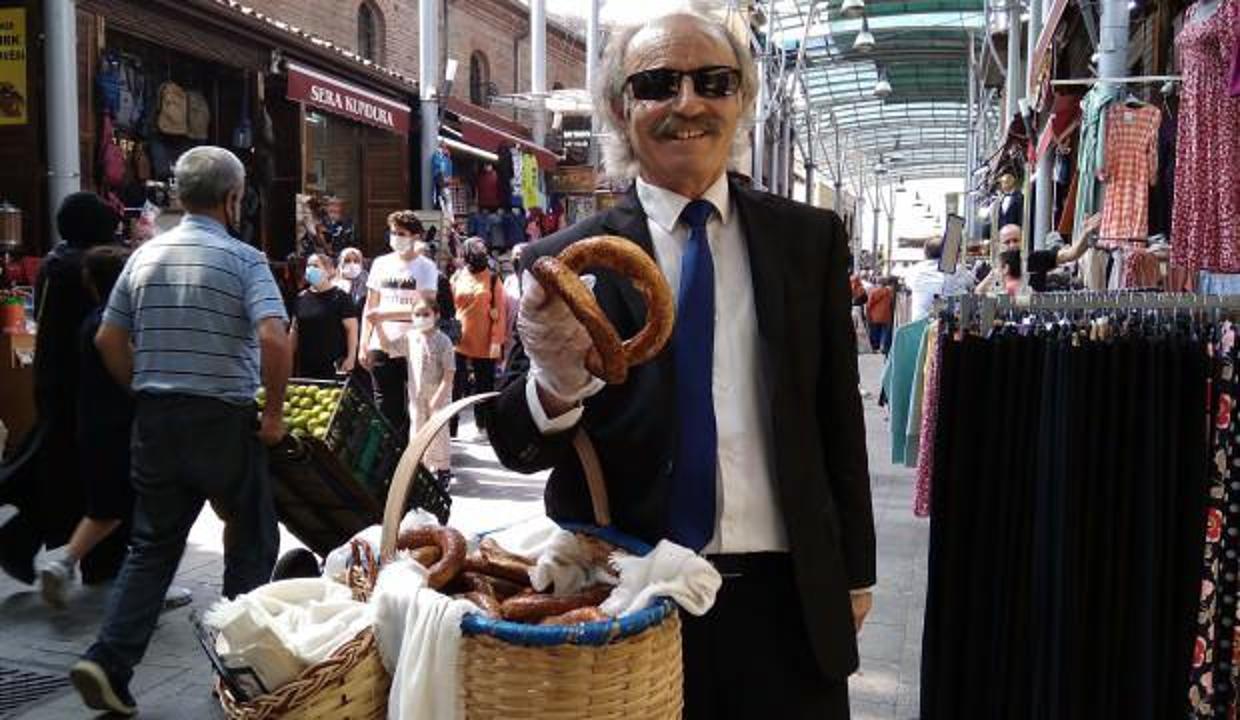 Bursa'da kravatlı simitçi görenleri şaşırtıyor! Takım elbiseyle sokakta simit satıyor 
