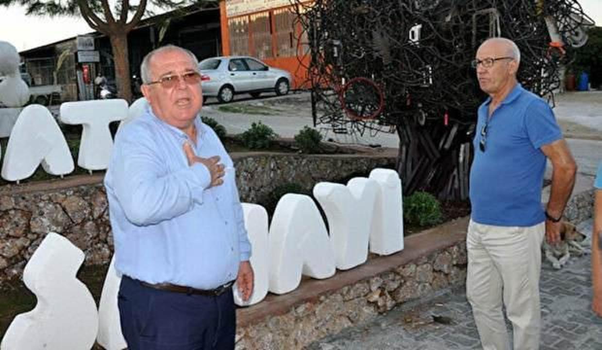 CHP'li başkanın heykel açılışına kimse gelmeyince töreni erteledi