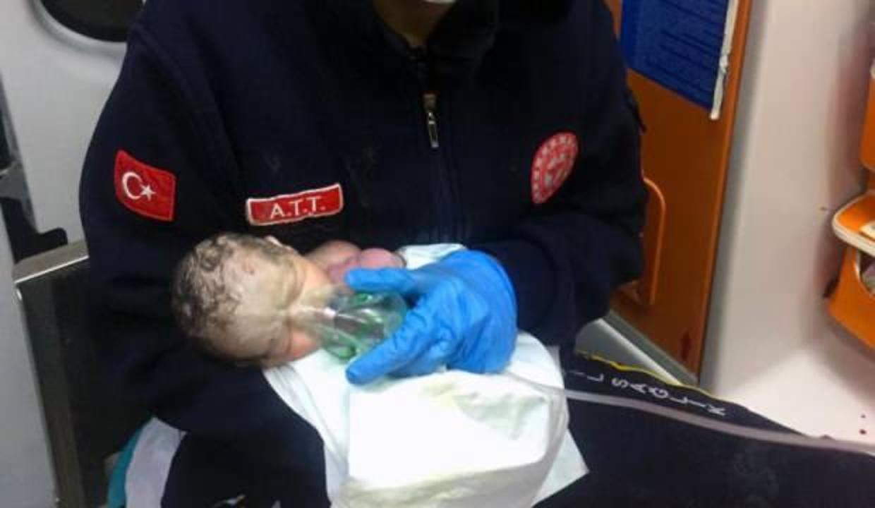 ambulansta dogan 7 aylik bebek saglik ekibi sayesinde hayata tutundu guncel haberleri