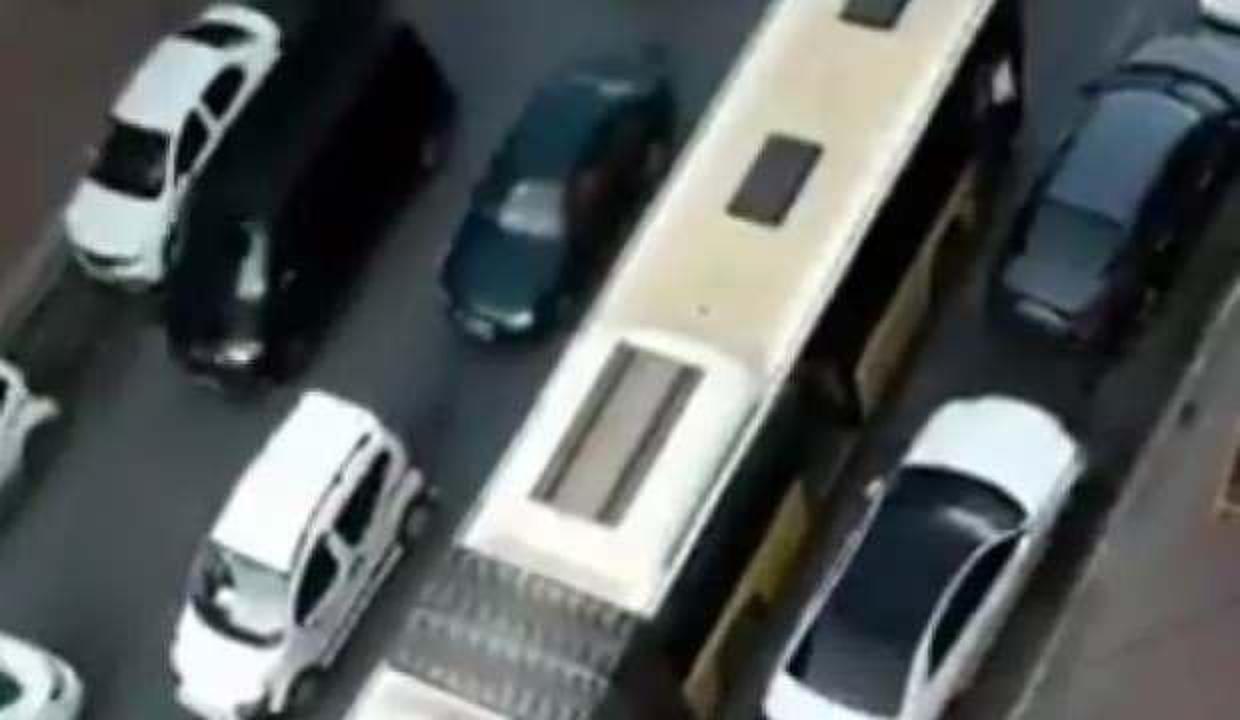 Bir İETT otobüsü daha yolda kaldı! Trafik kilitlendi