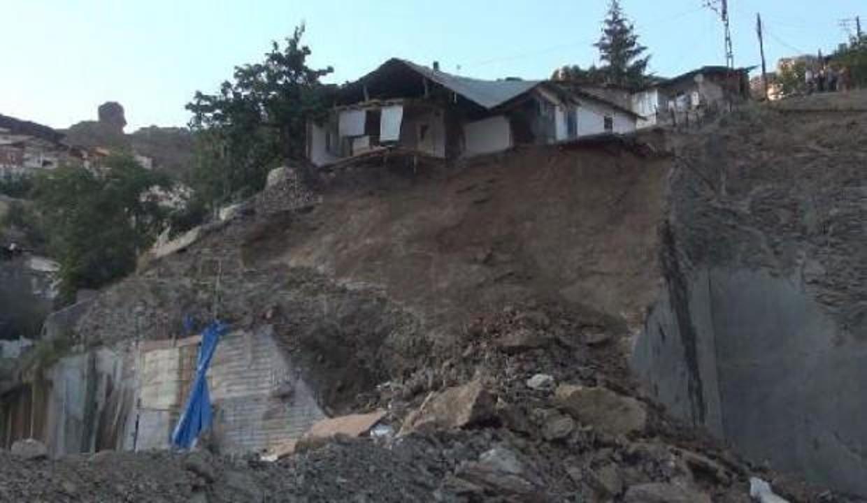 Gümüşhane'de heyelanda tek katlı ev kısmen çöktü