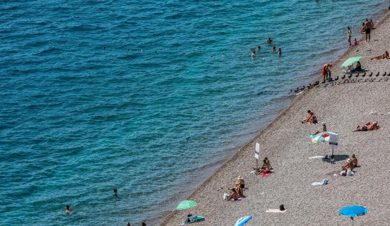 sakin_bir_antalya_tatili_sizi_bekliyor_sahiller_bos_kaldi_1630927237_1808 Sakin bir Antalya tatili sizi bekliyor... Sahiller boş kaldı