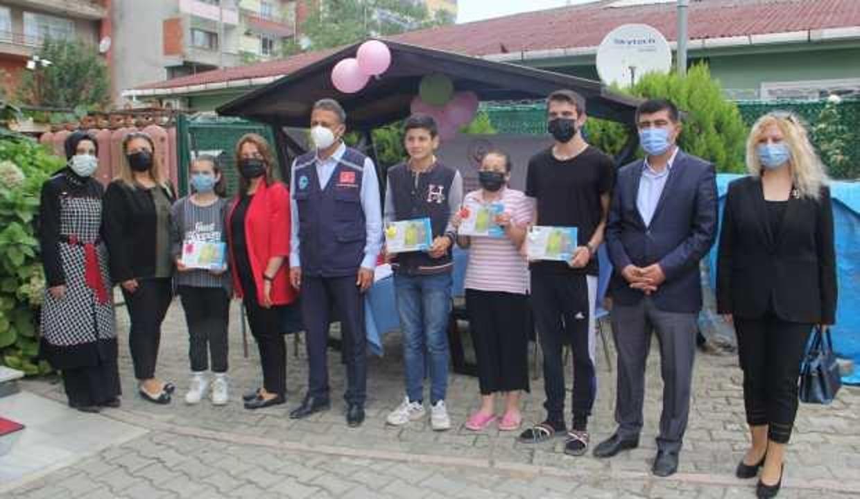 Sel mağduru Ayancık'ta öğretmen ve öğrencilere tablet verildi