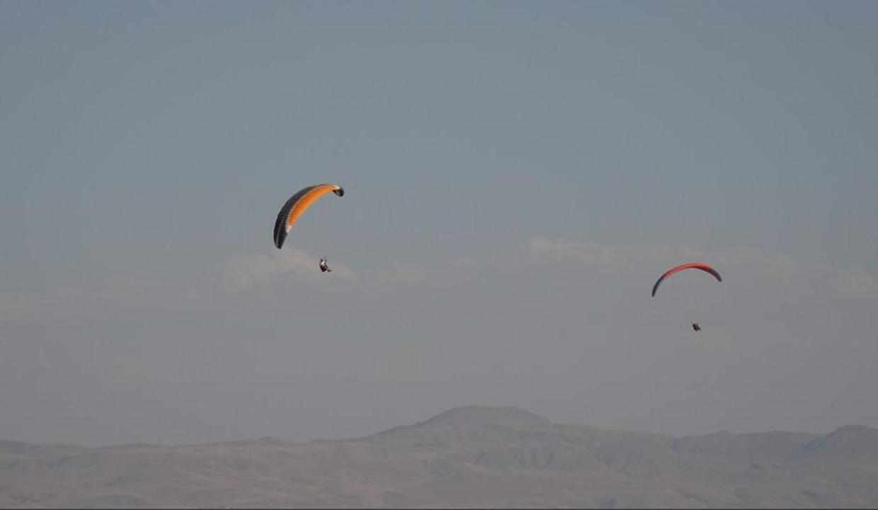 suphan_dagi_manzarasinda_yamac_parasutcu_1631256842_0182 Süphan Dağı manzarasında yamaç paraşütü