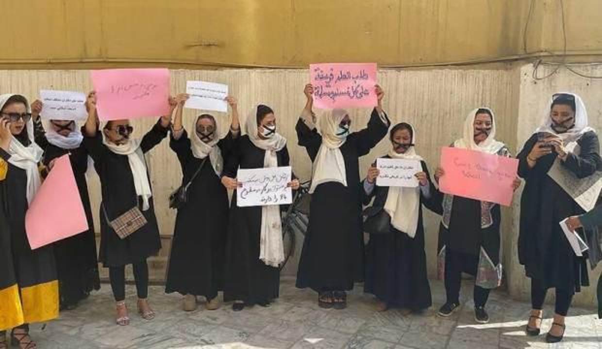 Afgan kadınları eğitim hakları için 'sessiz protesto' düzenledi