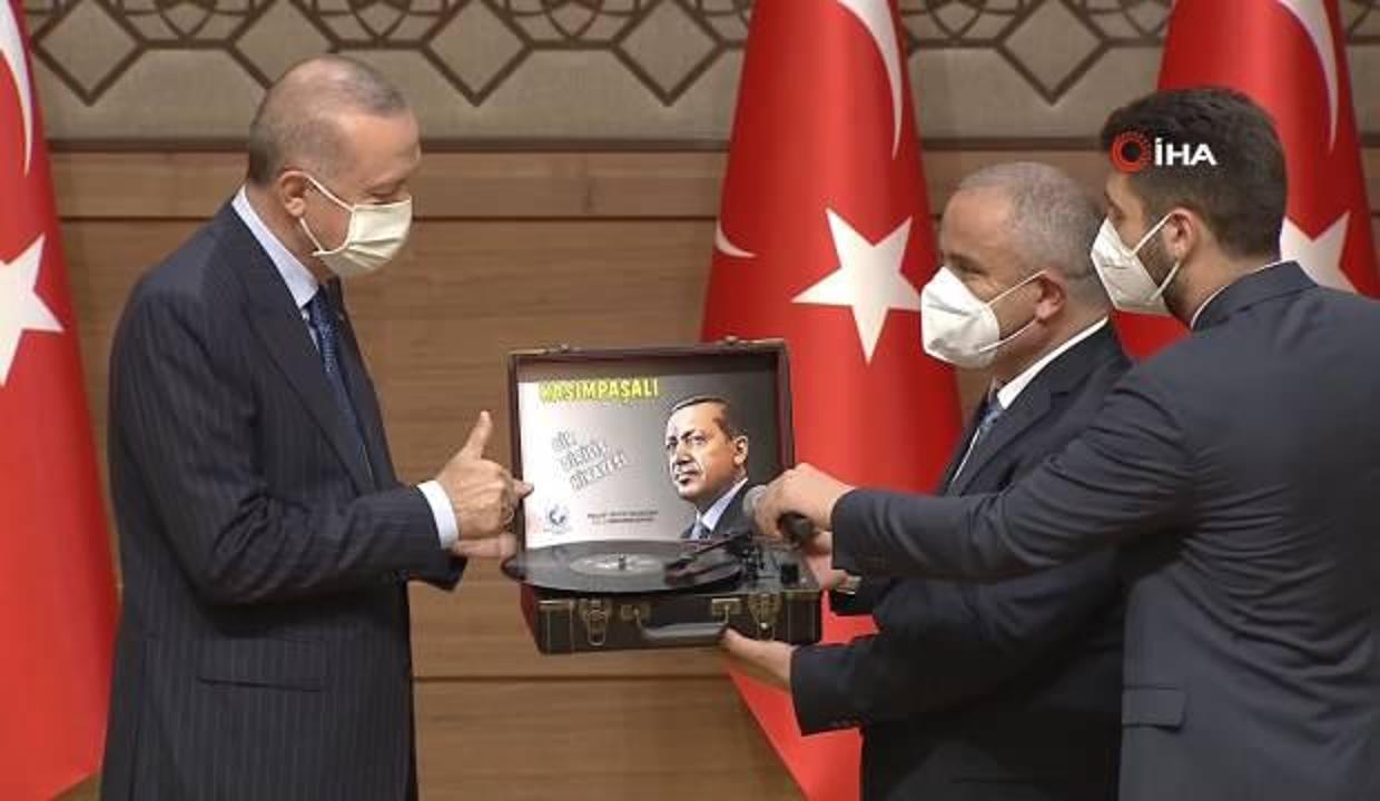 AYD Başkanı Burhan'dan Başkan Erdoğan'ı mutlu eden hediye