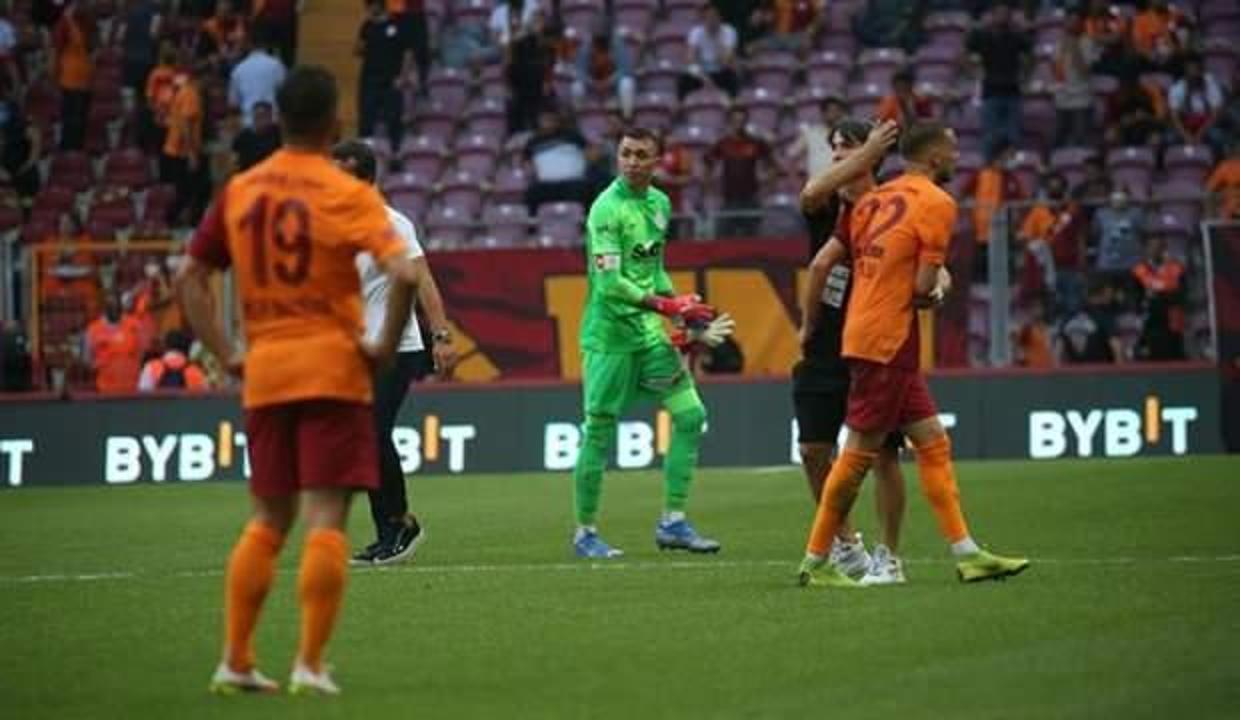 Maç sonu antrenmanını terk etti! Formasını fırlattı
