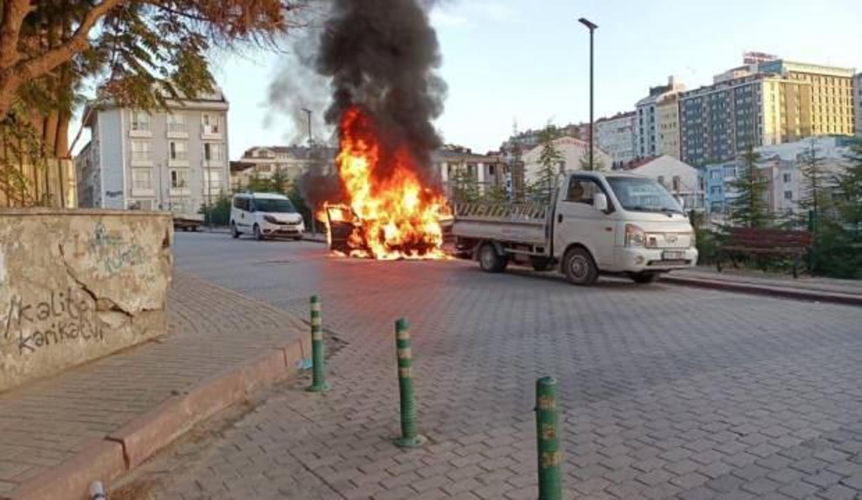 Park halindeki araç alev alev yandı