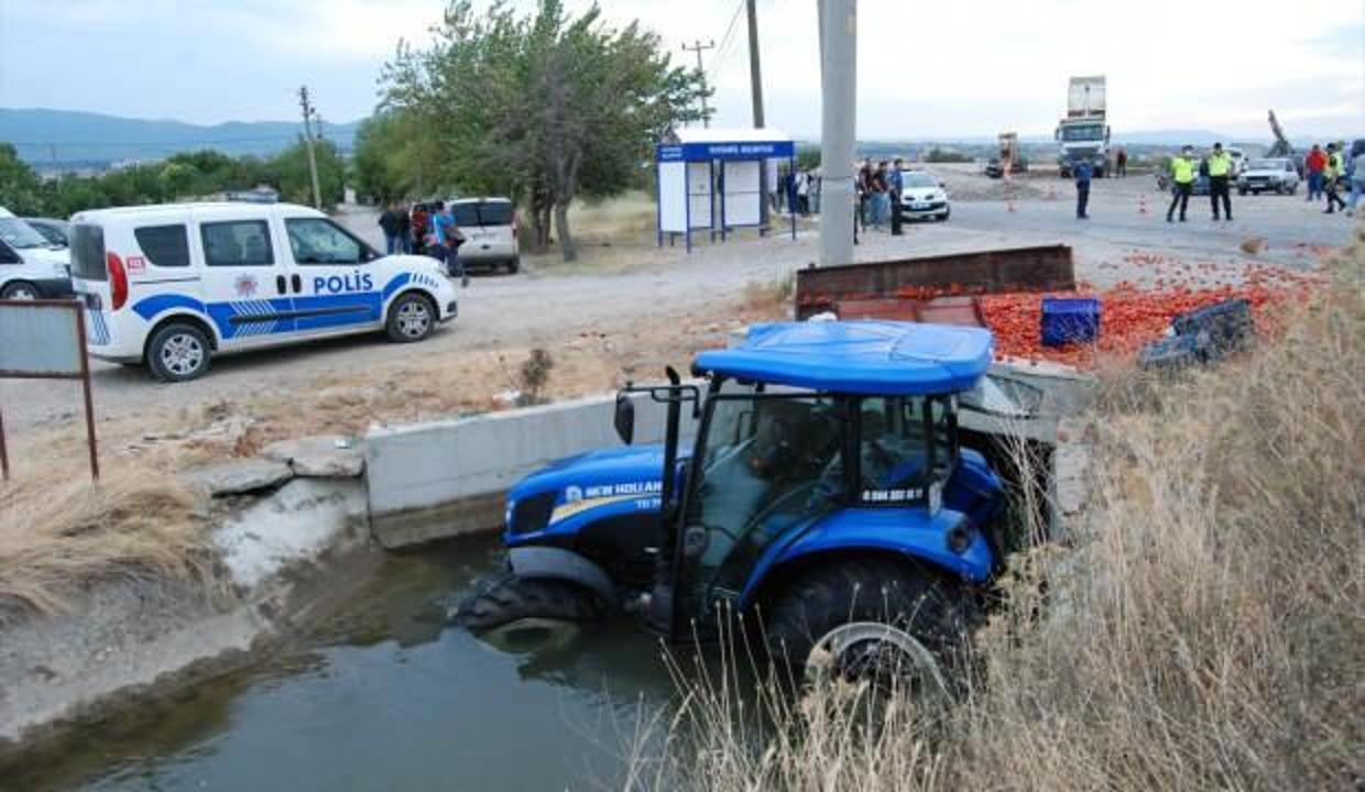 TIR'ın çarptığı traktör su kanalına uçtu: 2'si ağır 5 yaralı