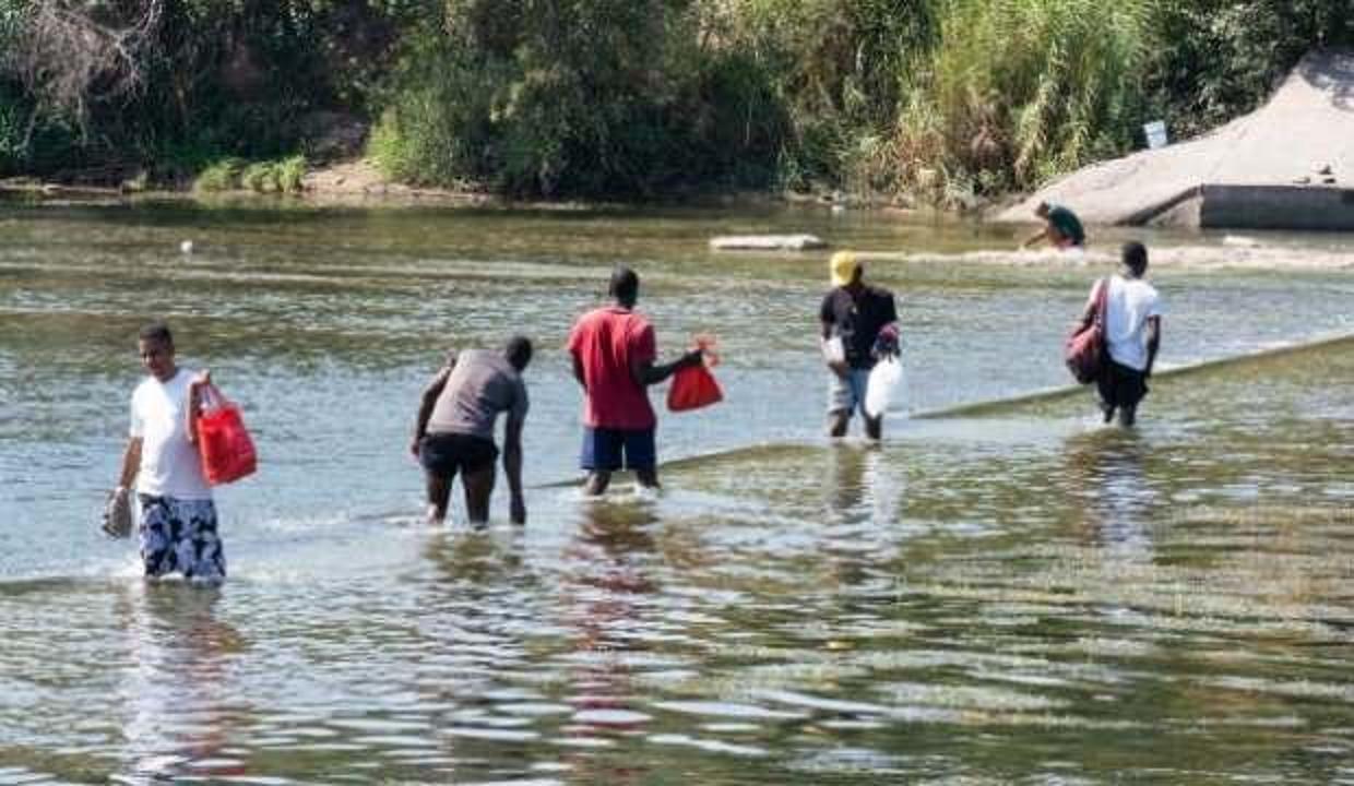 Binlerce yasa dışı göçmen sınırı geçerek ABD'ye girdi