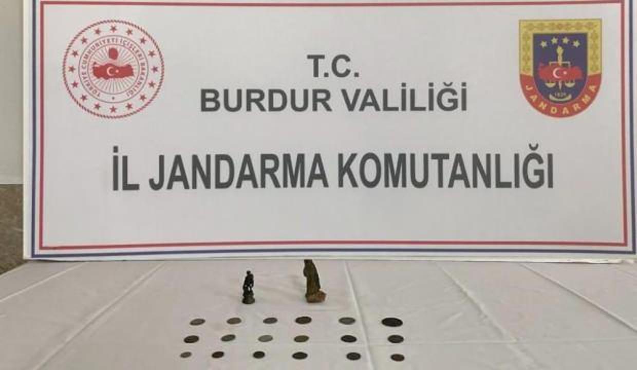 Burdur'da Roma dönemine ait sikke ve insan figürlü heykel ele geçti