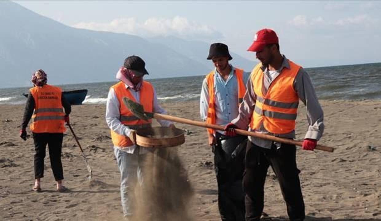 Hatay sahillerinde Suriye kaynaklı petrol sızıntısının temizlik çalışmaları sürüyor