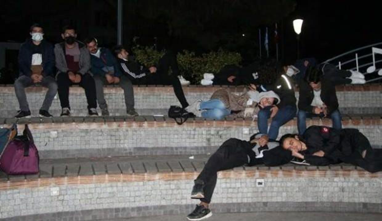 Kiralara tepki gösteren öğrenciler geceyi parkta geçirdi