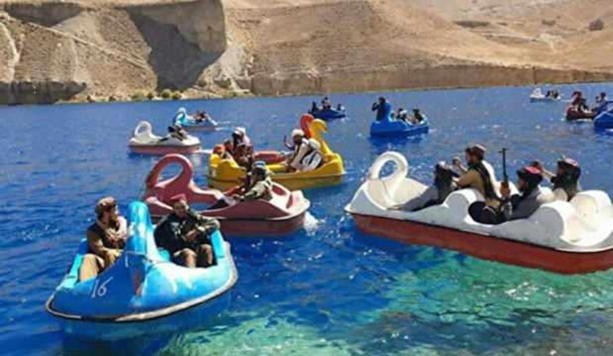 Taliban üyelerinden deniz bisikletli operasyon