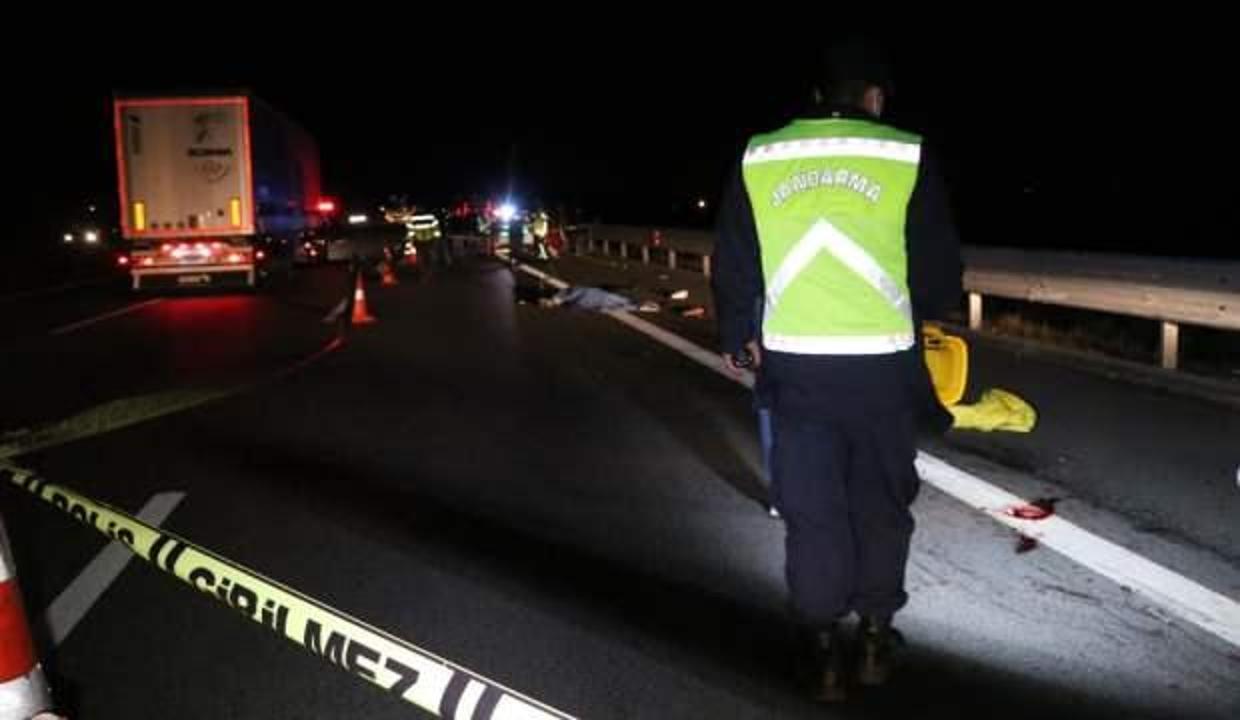TEM’de patlayan lastiği değiştiren 2 kişiye kamyonet çarptı: 1 ölü, 2 yaralı