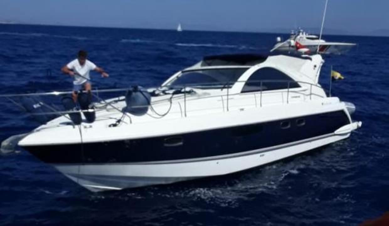 Arızalanan motoryat sürüklendi, 2 kişi kurtarıldı