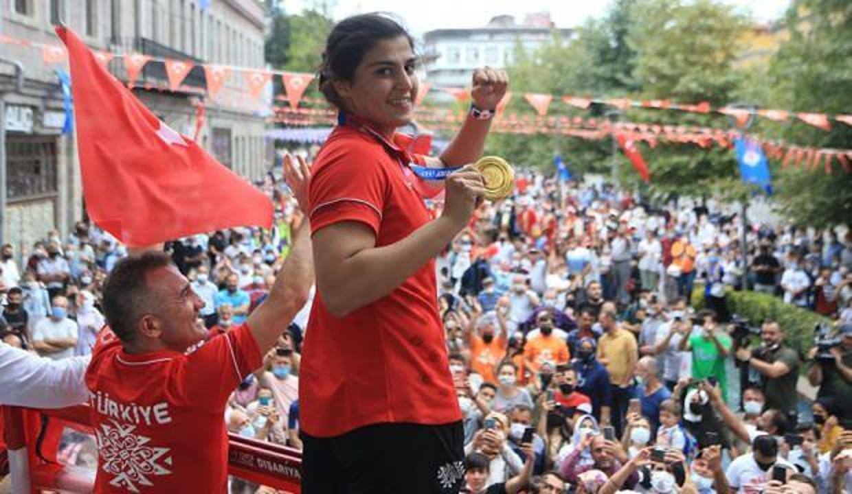 Busenaz Sürmeneli Spor Kompleksi açıldı