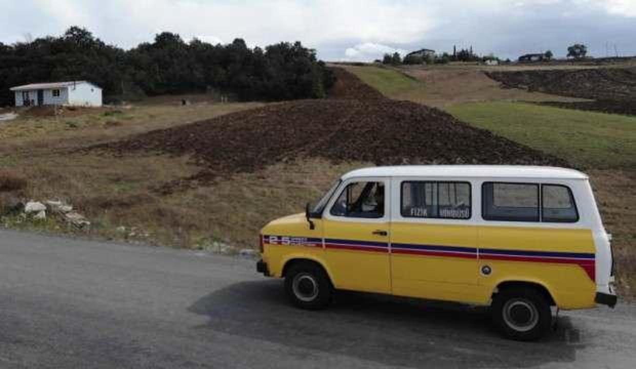 'Fizik Minibüsü'yle 5 bin kilometre yol giderek binlerce kitap dağıttı